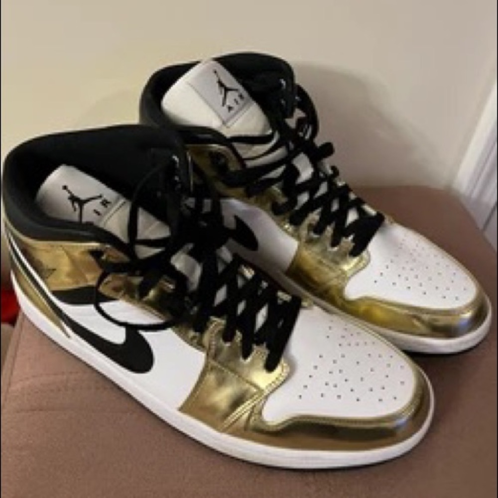 Air Jordan 1 Mid Se Metallic Gold Sneaker